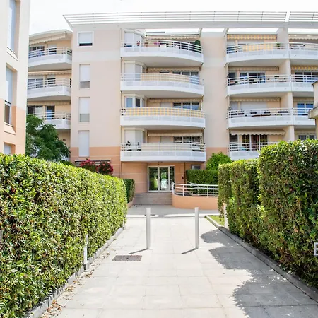Walk To With Ac And Swimpool Apartamento